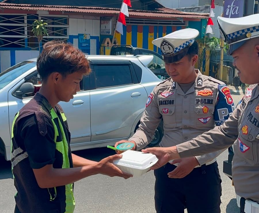 Komitmen Lanjutkan Semangat Juang Pendahulu, Ditlantas Polda Sulbar Hadir Berbagi di Tengah Masyarakat