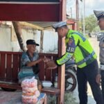Ditlantas Polda Sulbar Tebar Kebaikan, Bagikan Makanan di Jalan Raya