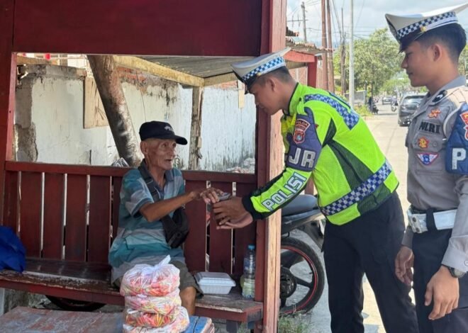 Ditlantas Polda Sulbar Tebar Kebaikan, Bagikan Makanan di Jalan Raya