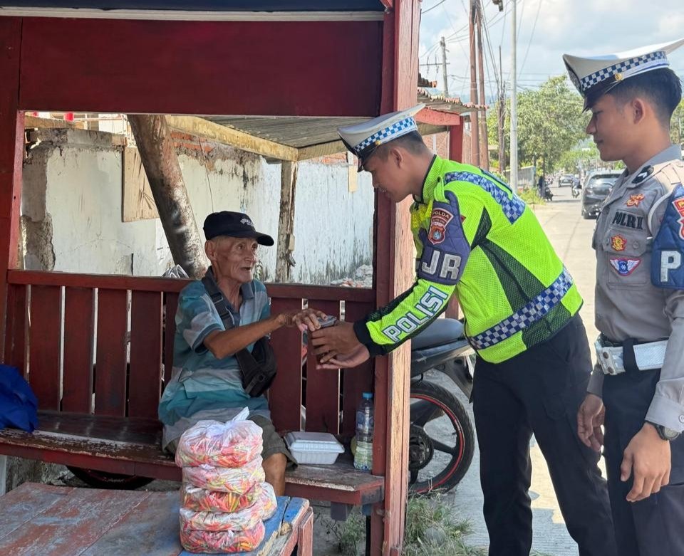 Ditlantas Polda Sulbar Tebar Kebaikan, Bagikan Makanan di Jalan Raya