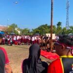 Gandengan Tangan Taklukkan Batang Licin, Panjat Pinang Jadi Puncak Keseruan Semarak Kemerdekaan di Polda Sulbar