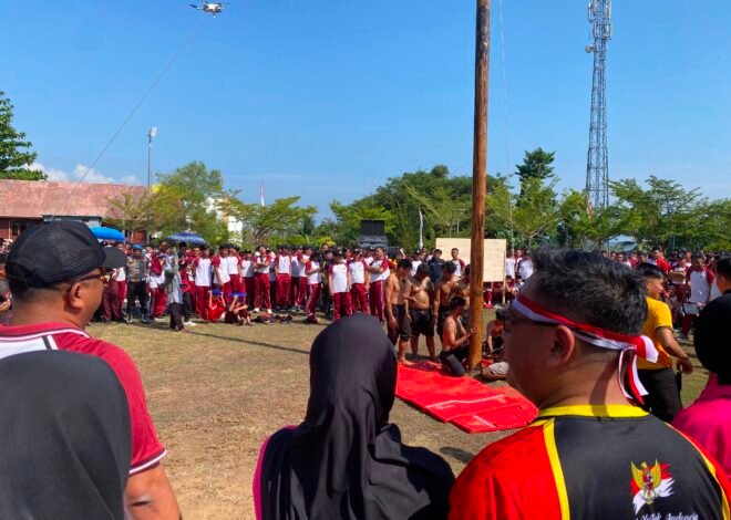 Gandengan Tangan Taklukkan Batang Licin, Panjat Pinang Jadi Puncak Keseruan Semarak Kemerdekaan di Polda Sulbar